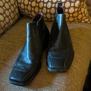 Rockport black leather ankle boot.